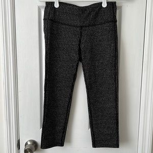 Athleta ST Black and Grey Zig-Zag Pattern Cropped Leggings